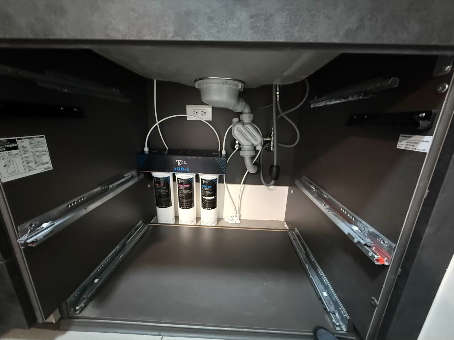 礦物質保留型廚下淨水器安裝於抽屜式日式廚具內