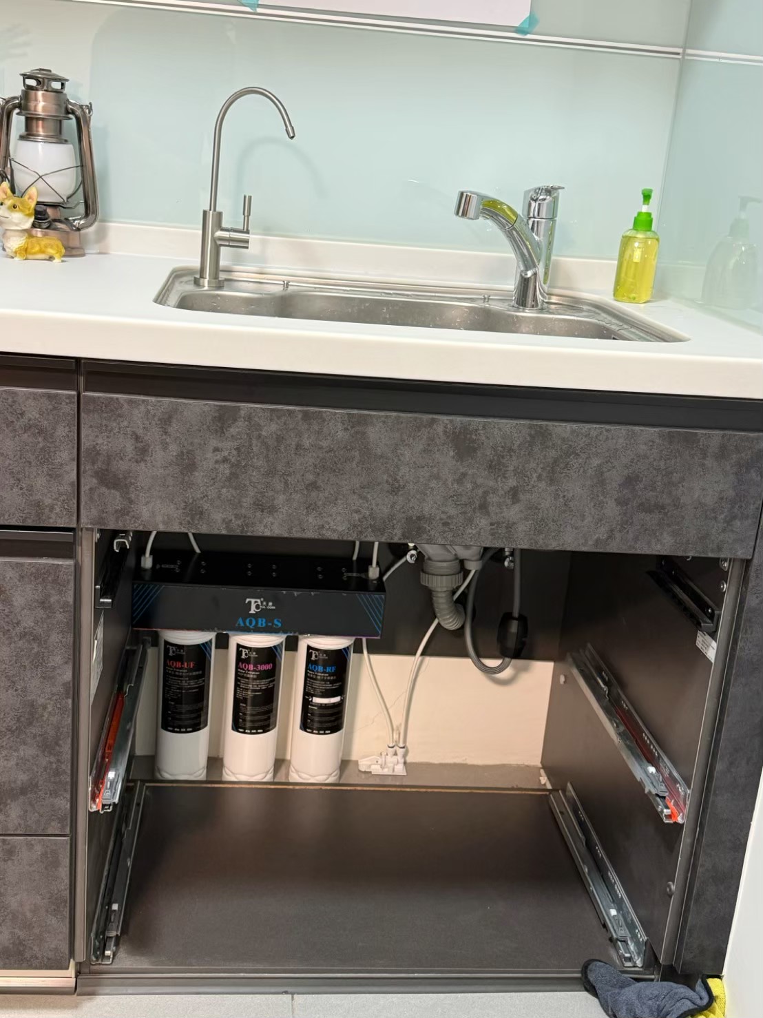 礦物質保留型廚下淨水器與專用飲水龍頭安裝完成